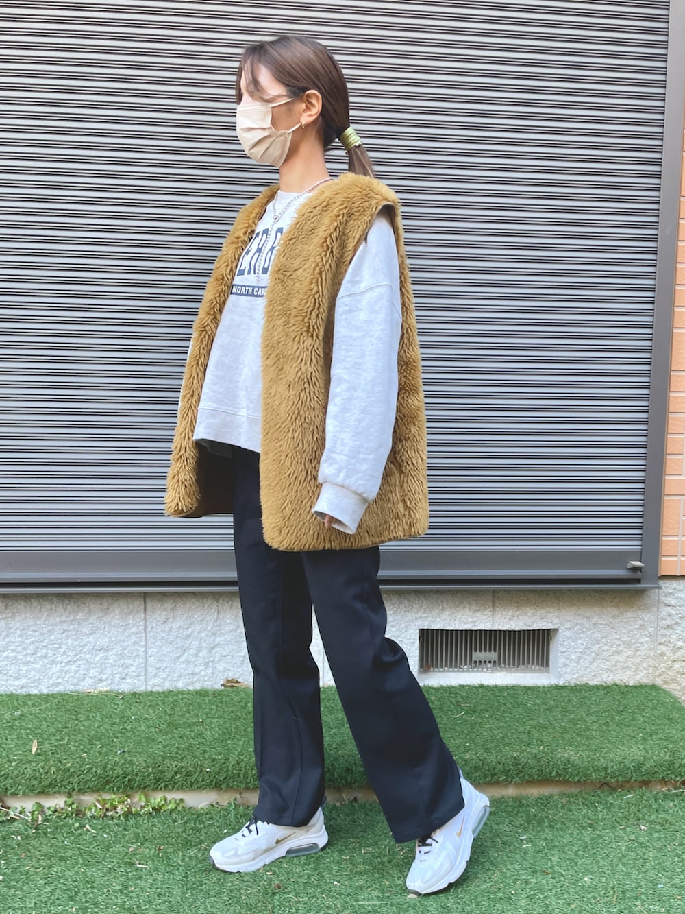 ブラック系のスラックス、グレー系のスウェット、グリーン系のモッズコートを着用したレディースの冬コーディネートの2枚目の写真