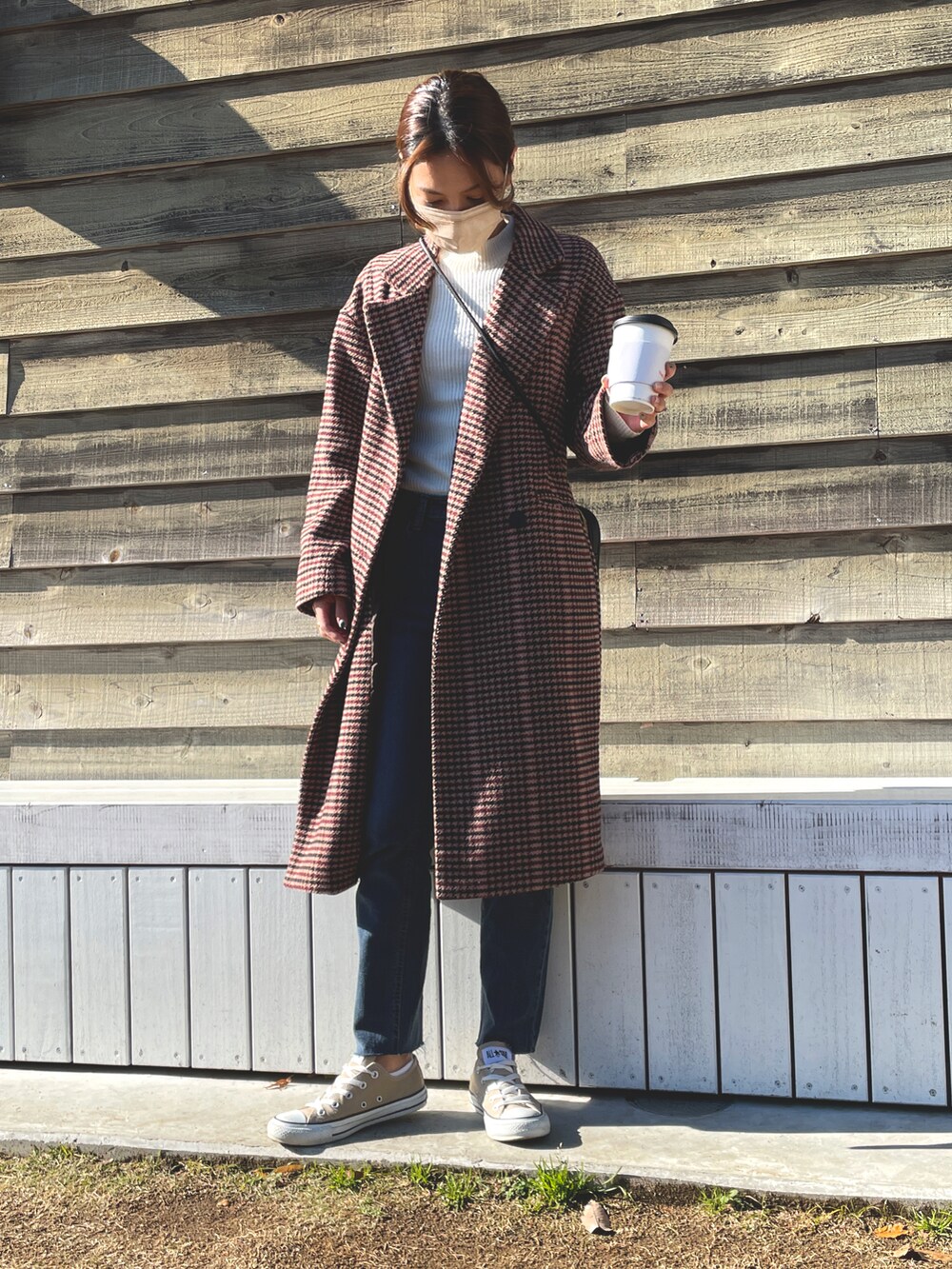 「お出かけコーデ、デニム、デニムパンツ、シンプルコーデ、コンバース、ootd、チェスターコート、カジュアルコーデ、白ニット×デニム、白ニット」｜「ISOOKのSquare shoulder bag / スクエアショルダーバッグ（松尾瞳 select）（ショルダーバッグ、ブラック系）」を使った、Canakoさん（レディース・158cm）の冬コーディネートの3枚目の写真