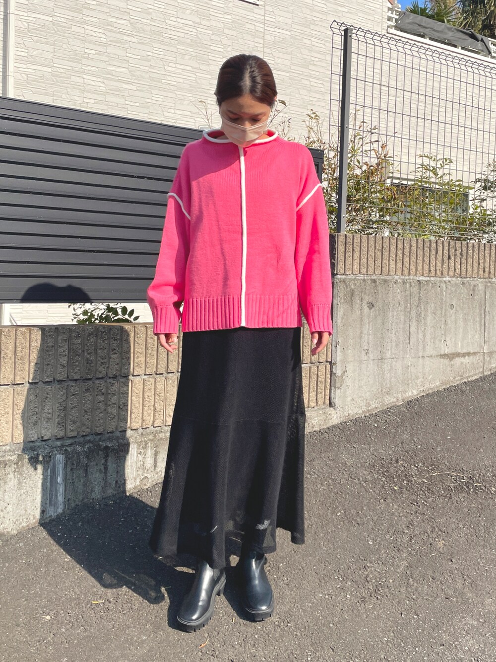 「ピンク×ブラック、ﾌﾞﾗｯｸ×ﾋﾟﾝｸ、Kastane、SENSEOFPLACE、ピンクコーデ、ピンクニット、お洒落さんとつながりたい、ニットコーデ、ラクチンコーデ、サイドゴアブーツ」｜「Green Parks topicのアイテム（ニット/セーター、ピンク系）」を使った、Canakoさん（レディース・158cm）の冬コーディネートの2枚目の写真