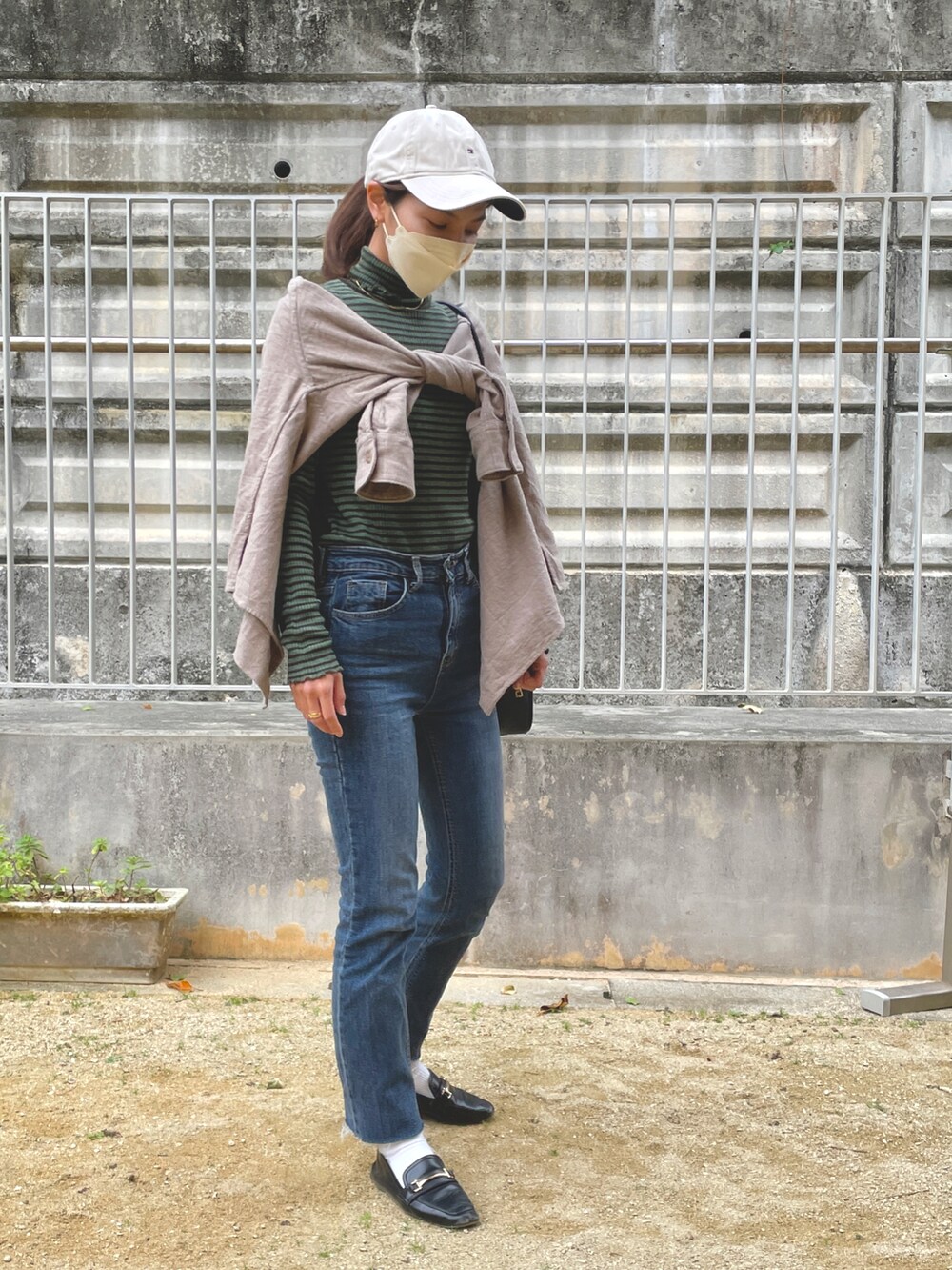 「ボーダー、ボーダートップス、デニム、デニムパンツ、キャップコーデ、タートルネックニット、今日のコーデ、Kastane、ローファー×靴下、細見えコーデ」｜「TOMMY HILFIGERのトミーヒルフィガー CAP ミニフラッグロゴ刺繍（キャップ、ベージュ系）」を使った、Canakoさん（レディース・158cm）の冬コーディネートの2枚目の写真