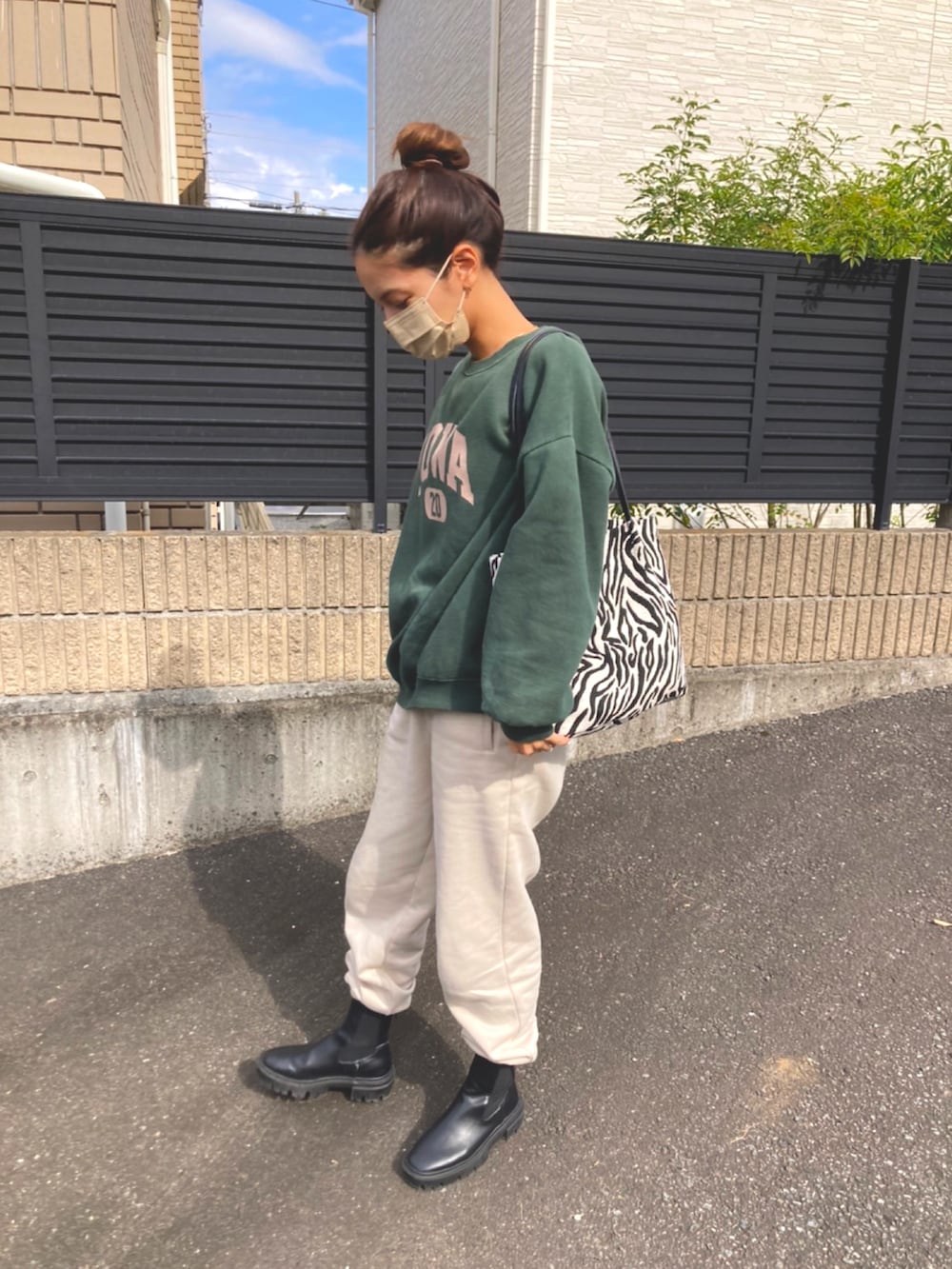 「あったかコーデ、ラクチンコーデ、休日スタイル、シンプルスタイル、今日のコーデ、ootd、グリーン×ホワイト、スウェット、スウェットコーデ、GAP」｜「Auntie Rosa HolidayのIOWAカレッジロゴルーズスウェット（スウェット、グリーン系）」を使った、Canakoさん（レディース・158cm）の冬コーディネートの2枚目の写真