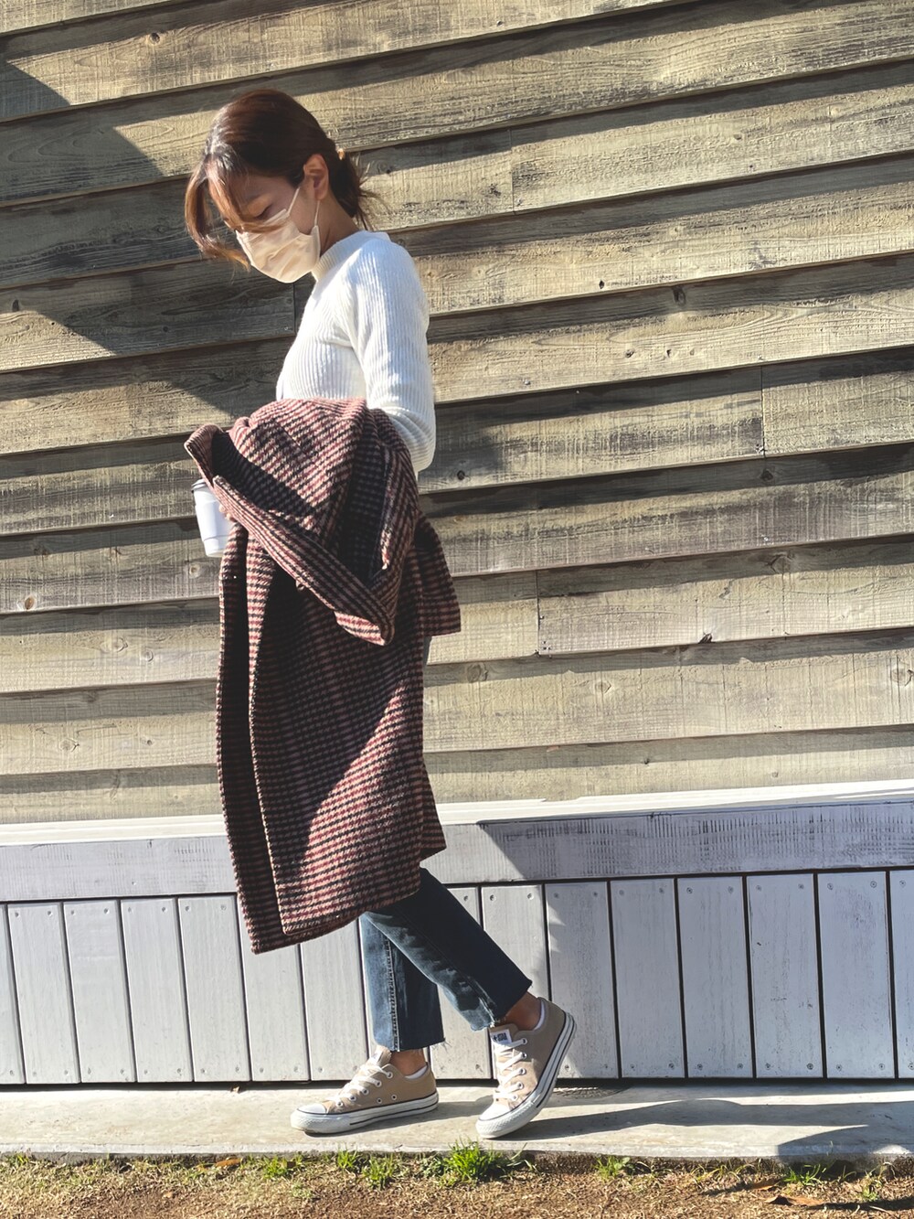 「お出かけコーデ、デニム、デニムパンツ、シンプルコーデ、コンバース、ootd、チェスターコート、カジュアルコーデ、白ニット×デニム、白ニット」｜「ISOOKのSquare shoulder bag / スクエアショルダーバッグ（松尾瞳 select）（ショルダーバッグ、ブラック系）」を使った、Canakoさん（レディース・158cm）の冬コーディネートの2枚目の写真