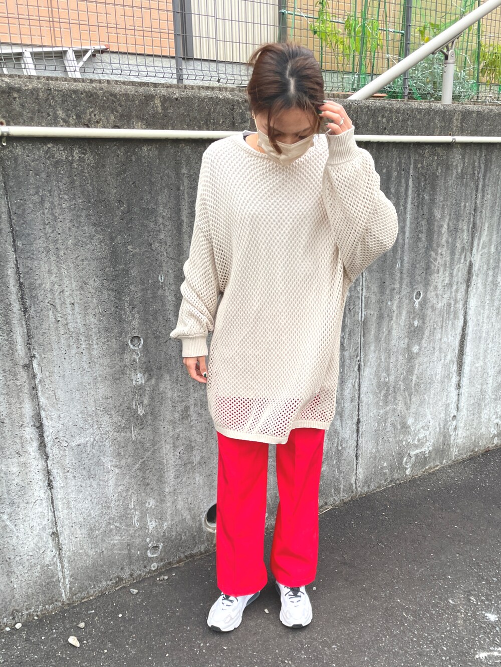 「カラーパンツ、赤パンツ、スニーカーコーデ、メッシュニット、レイヤードスタイル、レイヤード、ゆるコーデ、お洒落さんとつながりたい」｜「blateのアイテム（シャツ/ブラウス、ベージュ系）」を使った、Canakoさん（レディース・158cm）の冬コーディネートの2枚目の写真