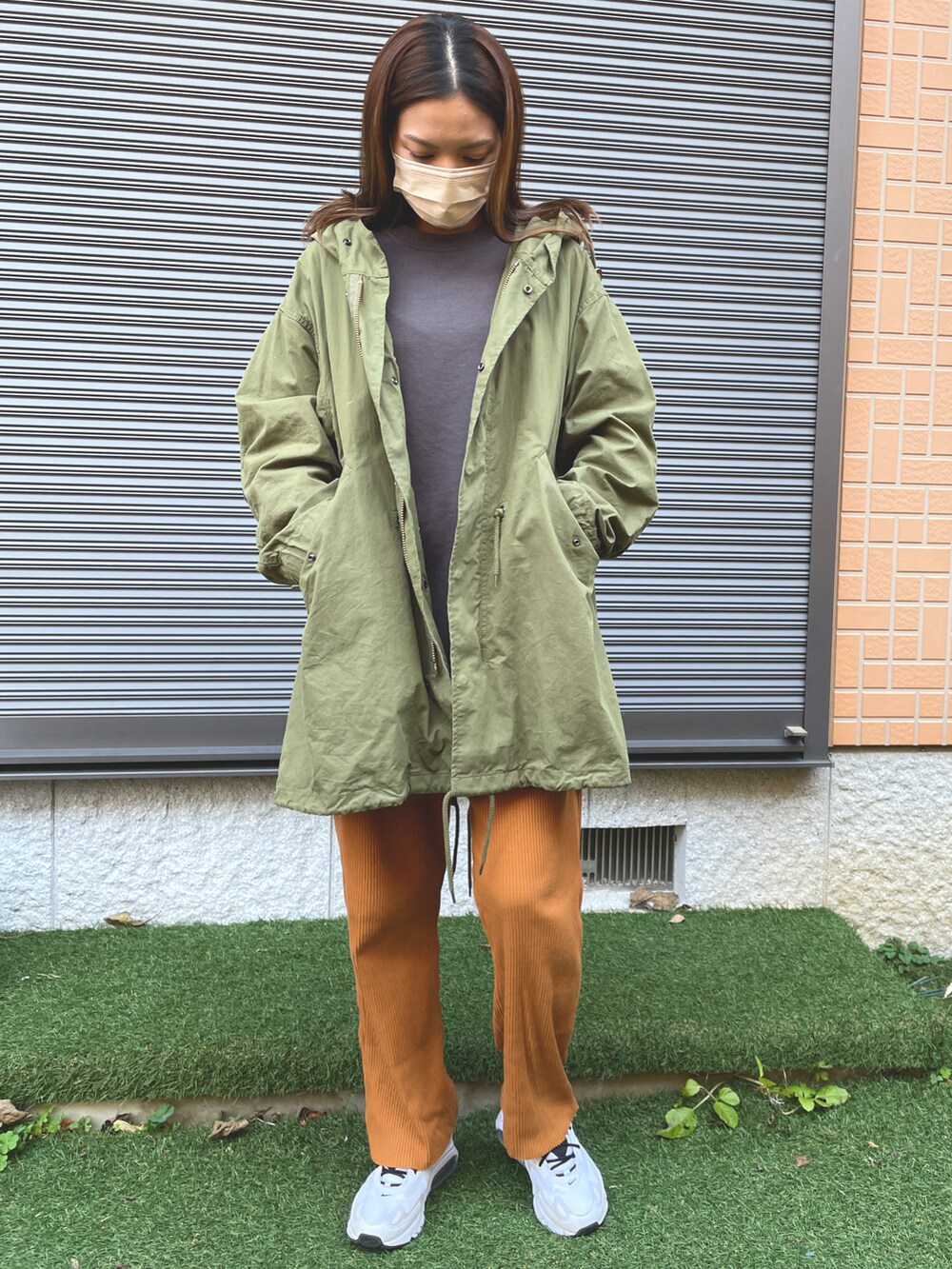 「ootd、スウェットコーデ、スウェット、オレンジパンツ、オレンジ、スニーカーコーデ、スニーカースタイル、ラクチンコーデ、カラーパンツ、FREAK’Ｓ STORE」｜「FREAK'S STOREのファーベストライナー付Ｍ51（モッズコート、グリーン系）」を使った、Canakoさん（レディース・158cm）の冬コーディネートの2枚目の写真