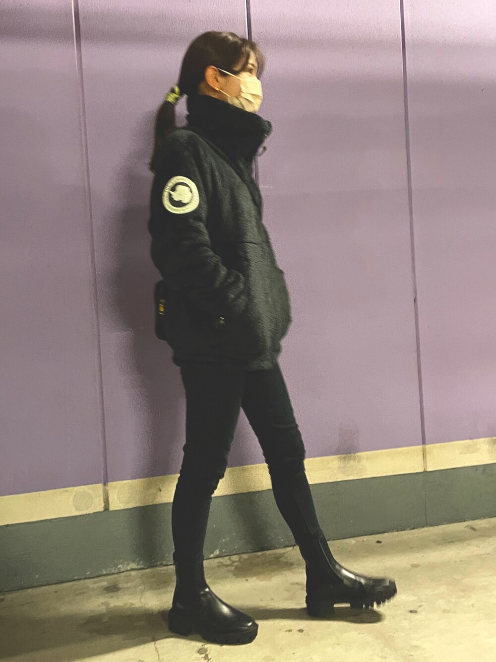 「THE NORTH FACE、ブラックコーデ、ブラック、パーカーコーデ、スキニー、スキニーパンツ、スキニーコーデ、黒、ラフコーデ、ノースフェイス」｜「American Eagleのアイテム（デニムパンツ、ブラック系）」を使った、Canakoさん（レディース・158cm）の冬コーディネートの2枚目の写真