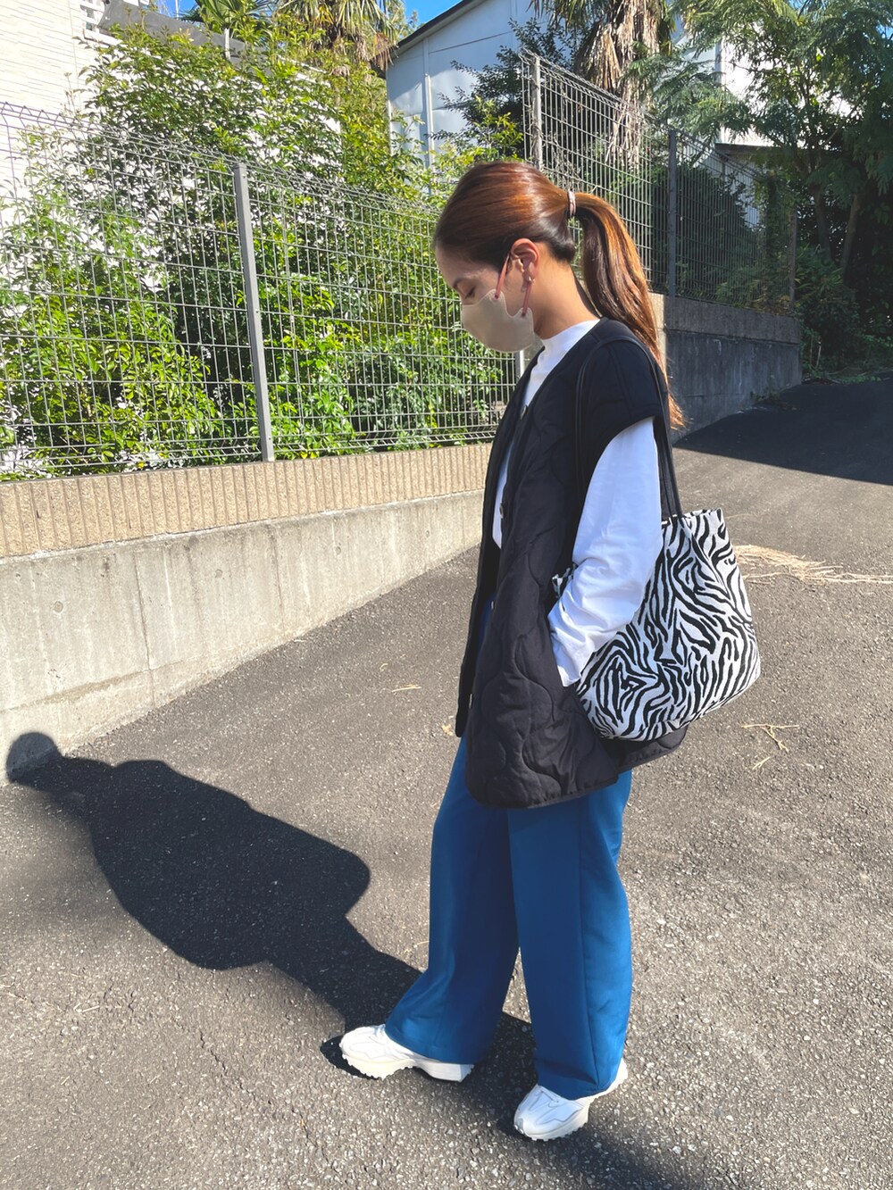 「休日スタイル、ラクチンコーデ、シンプルスタイル、ootd、ブルーパンツ、カラーパンツ、ベスト、スニーカーコーデ」｜「GUのアイテム（ジャケット/アウター、ブラック系）」を使った、Canakoさん（レディース・158cm）の冬コーディネートの2枚目の写真