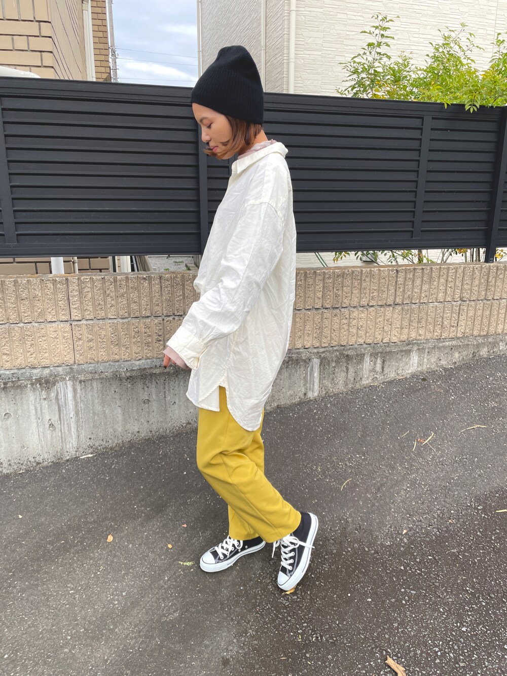 「あったかコーデ、ラクチンコーデ、休日スタイル、イエローパンツ、ootd、今日のコーデ、シャツスタイル、CIAOPANIC TYPY、niko and ...、ニット帽」｜「niko and...のマーセWashingワイヤー入りワイドシャツ（シャツ/ブラウス、ホワイト系）」を使った、Canakoさん（レディース・158cm）の冬コーディネートの2枚目の写真