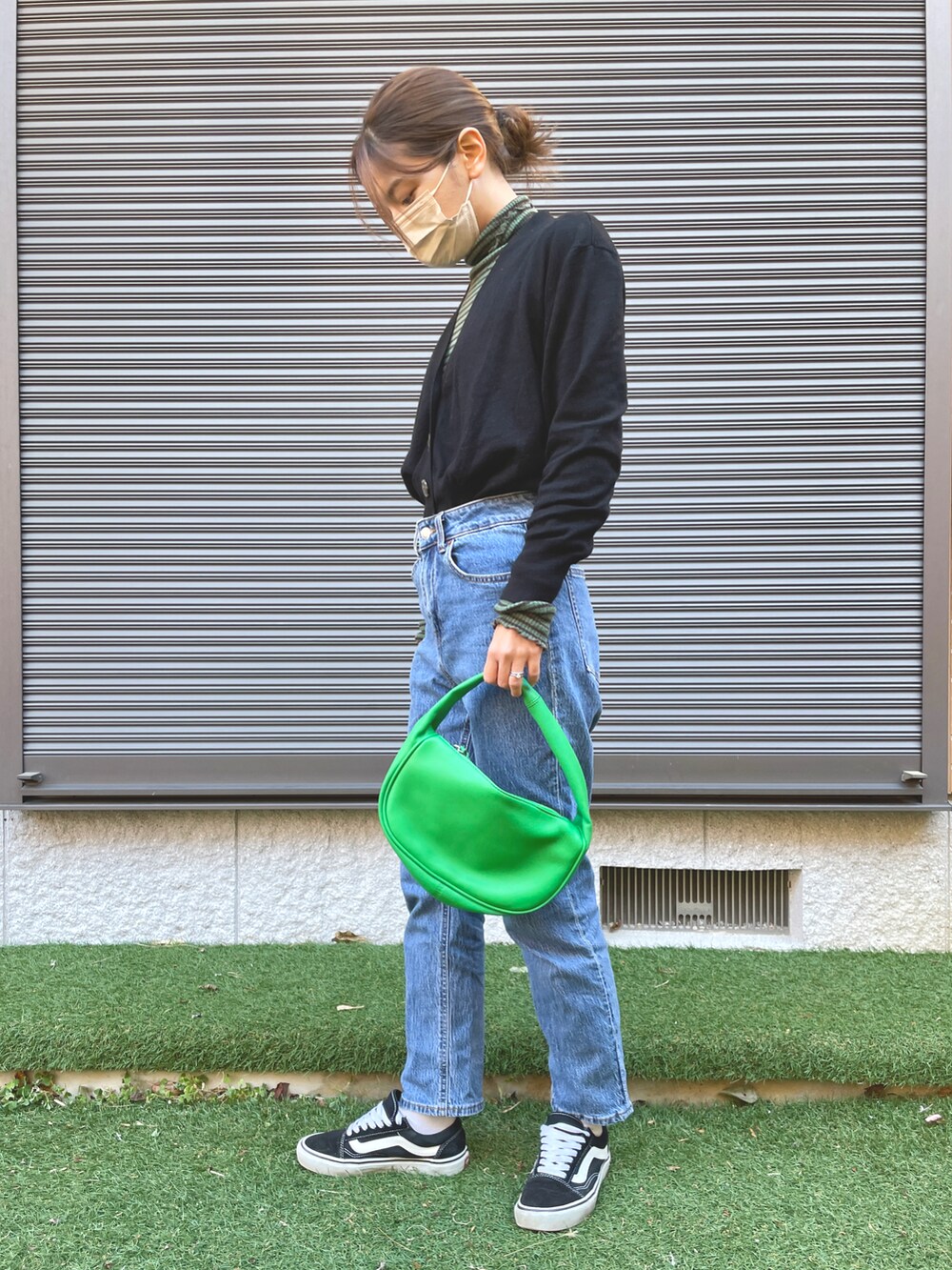 「休日コーデ、カジュアルコーデ、デニムパンツ、デニム、カーディガン、グリーン、Kastane、ootd、スニーカーコーデ、デニム×スニーカー」｜「Kastaneのメローリブボーダーハイネックニット（ニット/セーター、グリーン系）」を使った、Canakoさん（レディース・158cm）の冬コーディネートの2枚目の写真