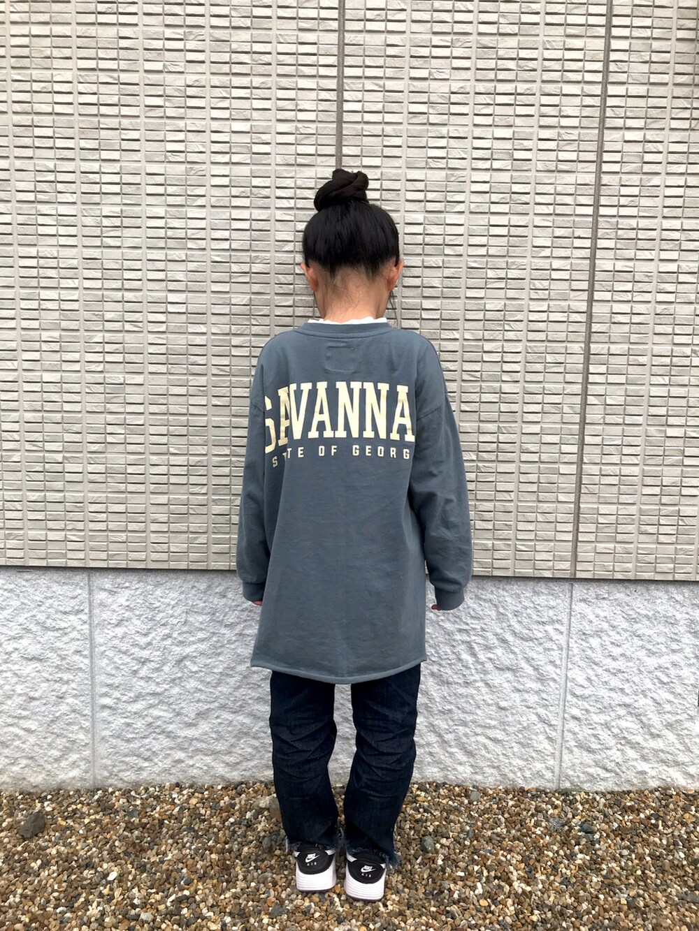 ブルー系のデニムパンツ、ホワイト系のTシャツ/カットソー、ブルー系のTシャツ/カットソーを着用したキッズの冬コーディネートの2枚目の写真