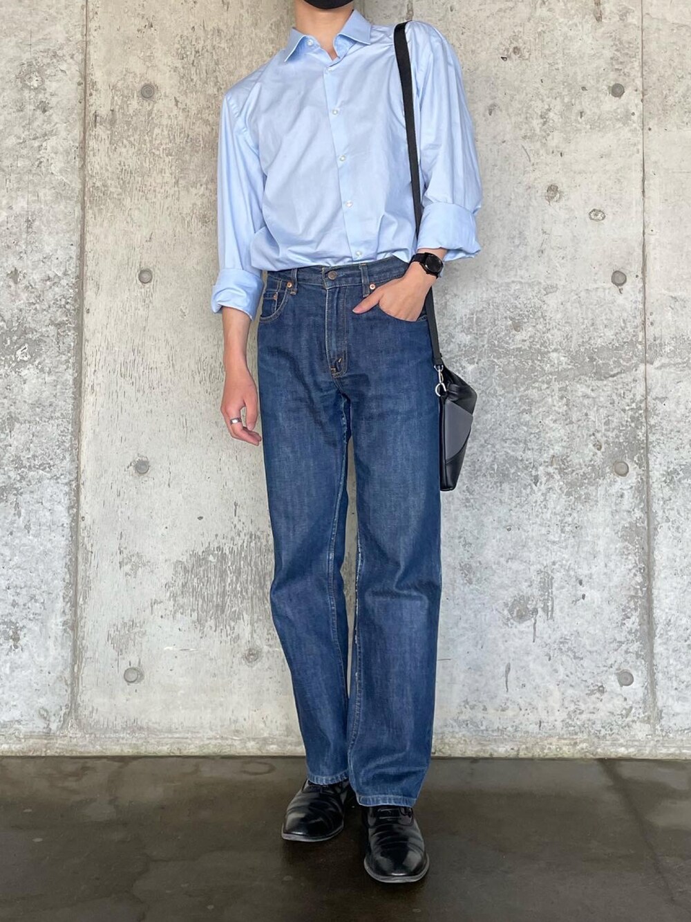 ブルー系のシャツ/ブラウス、ブラック系のボディバッグ/ウエストポーチ、ブルー系のデニムパンツを着用したメンズの春コーディネートの2枚目の写真