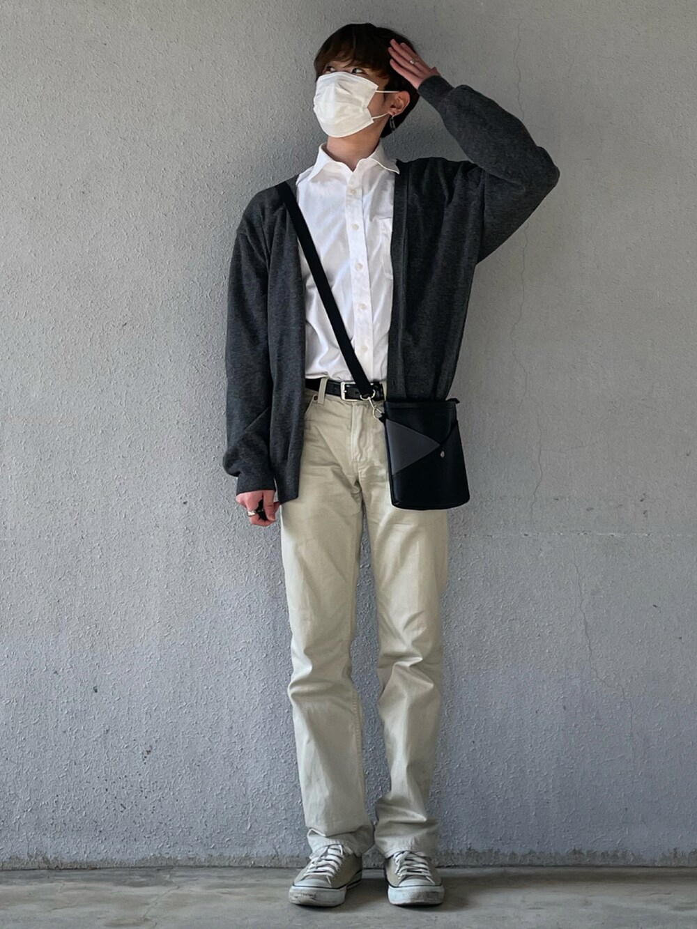 ホワイト系のシャツ/ブラウス、グレー系のカーディガン/ボレロ、ブラック系のボディバッグ/ウエストポーチを着用したメンズの冬コーディネートの2枚目の写真