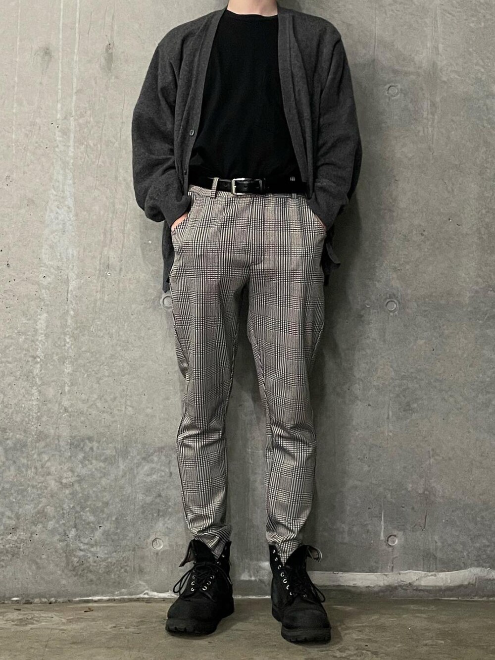 グレー系のカーディガン/ボレロ、ブラック系のTシャツ/カットソー、ブラウン系のスラックスを着用したメンズの春コーディネートの2枚目の写真