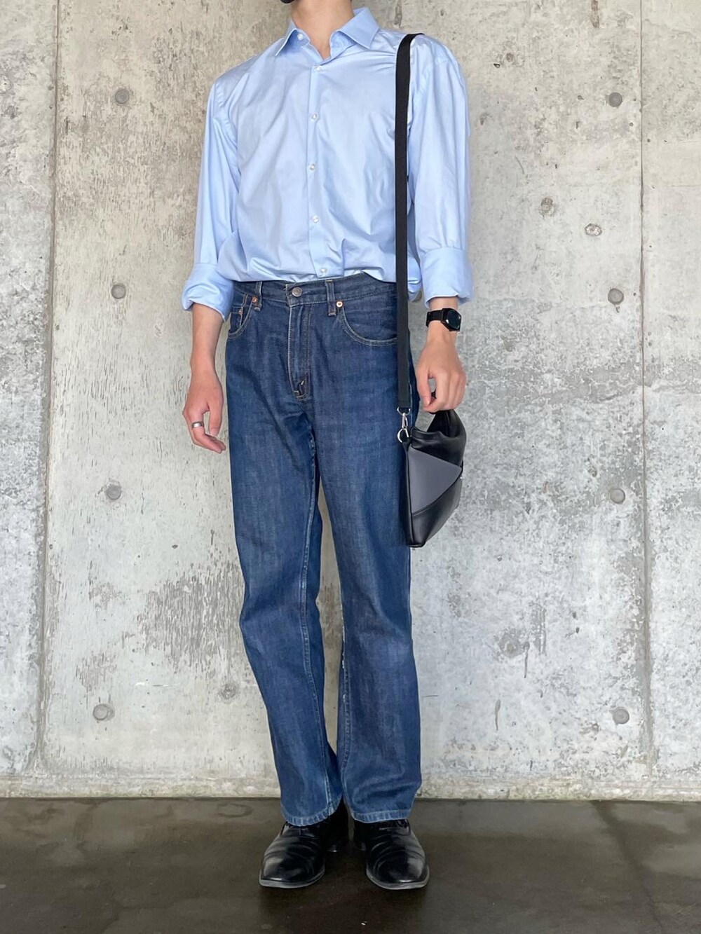 ブルー系のシャツ/ブラウス、ブラック系のボディバッグ/ウエストポーチ、ブルー系のデニムパンツを着用したメンズの春コーディネートの3枚目の写真