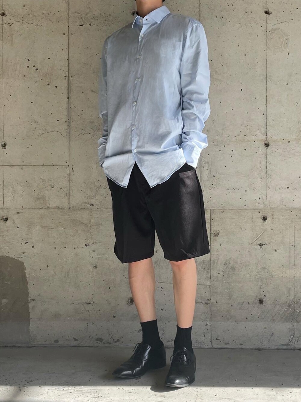 ブルー系のシャツ/ブラウス、ブラック系のスラックス、ブラック系のドレスシューズを着用したメンズの夏コーディネートの2枚目の写真