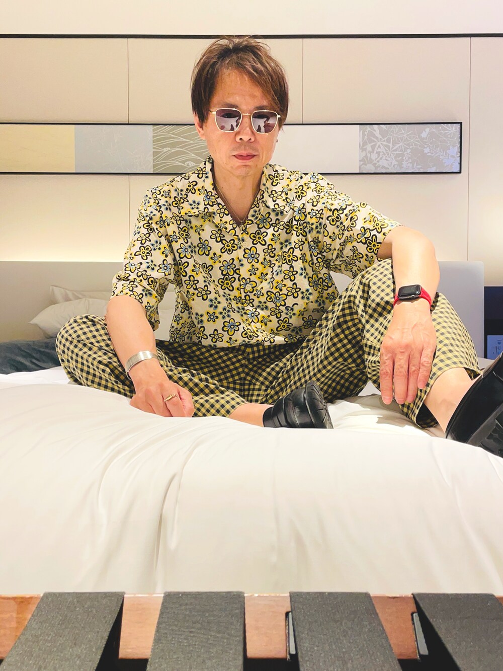 イエロー系のシャツ/ブラウス、イエロー系のスラックス、ブラウン系のサングラスを着用したメンズの夏コーディネートの2枚目の写真