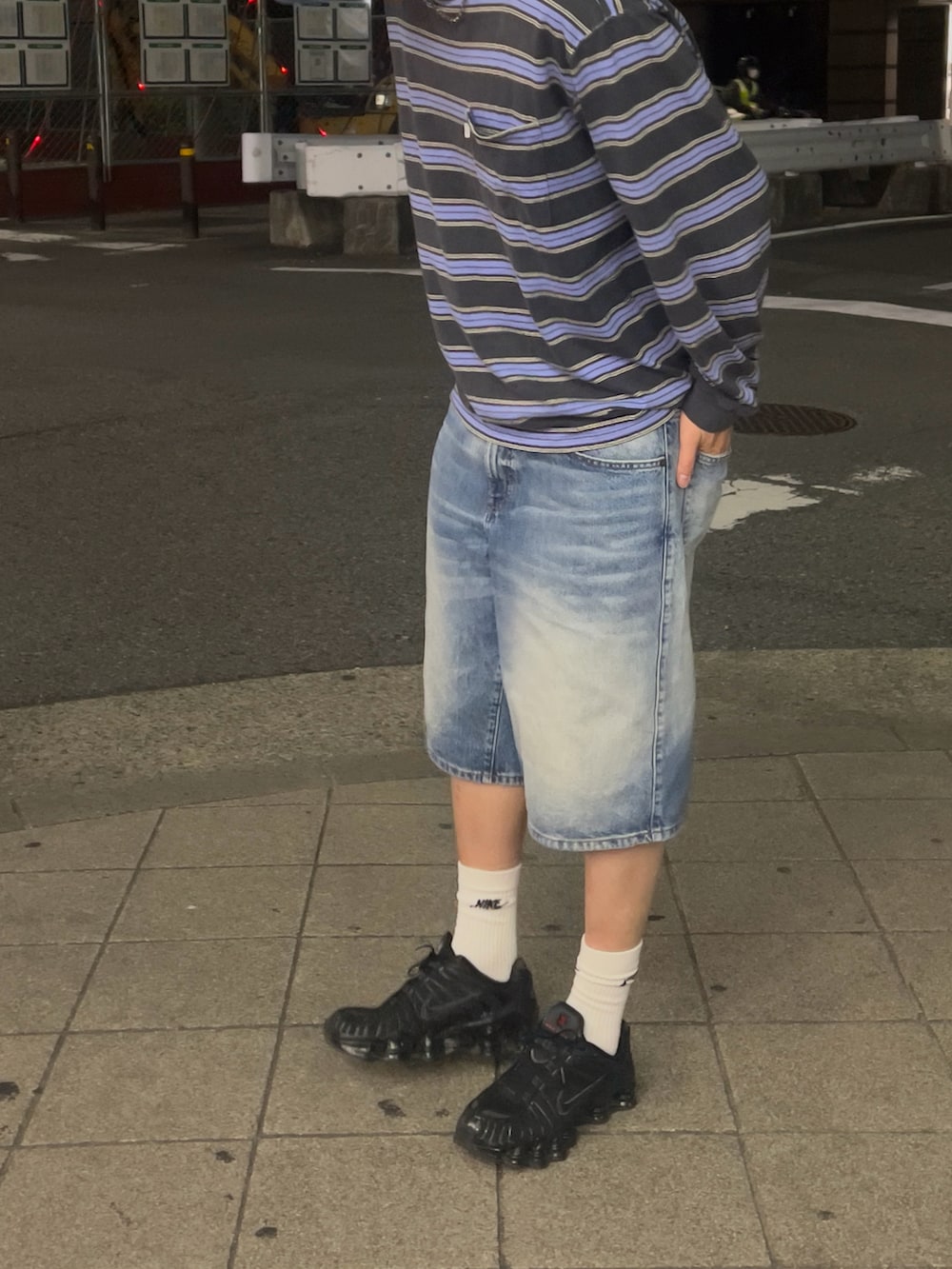 ブラック系のスニーカーを着用したメンズの夏コーディネートの2枚目の写真