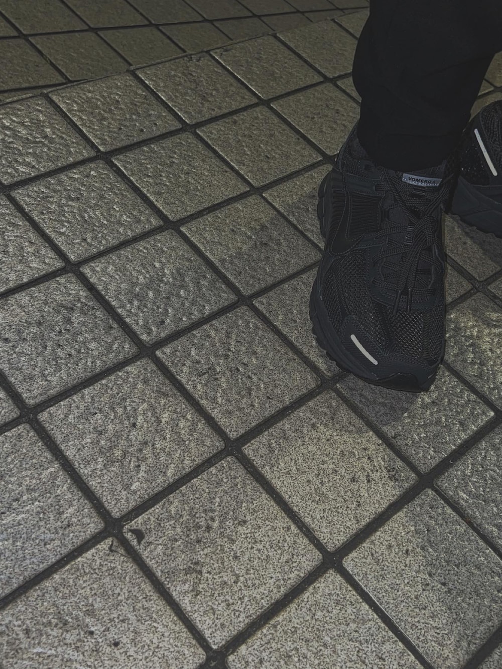 ブラック系のマウンテンパーカー、ホワイト系のニットキャップ/ビーニーを着用したメンズの冬コーディネートの3枚目の写真