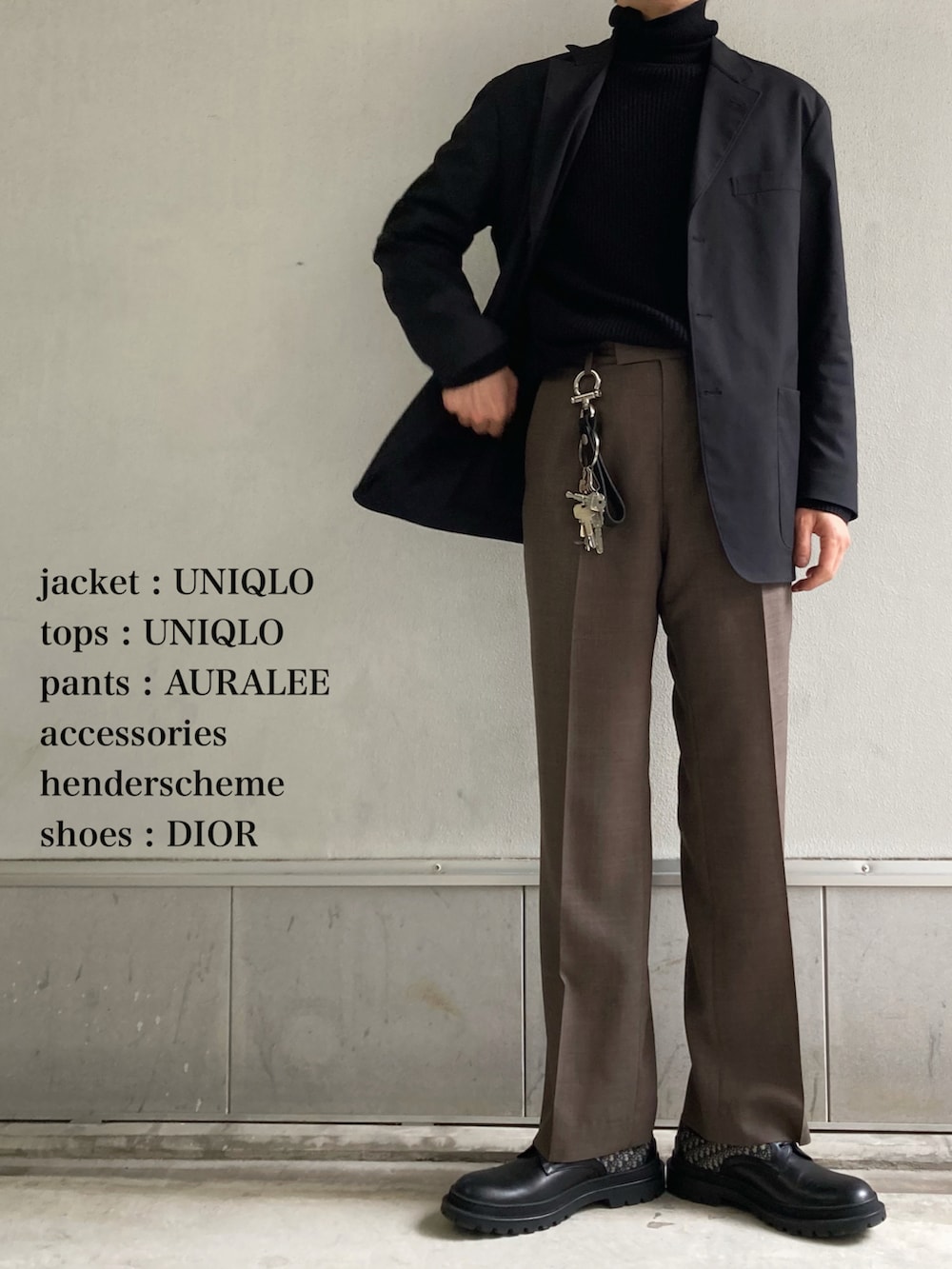 ブラック系のTシャツ/カットソー、ブラック系のテーラードジャケット、ブラウン系のスラックスを着用したメンズの春コーディネートの3枚目の写真