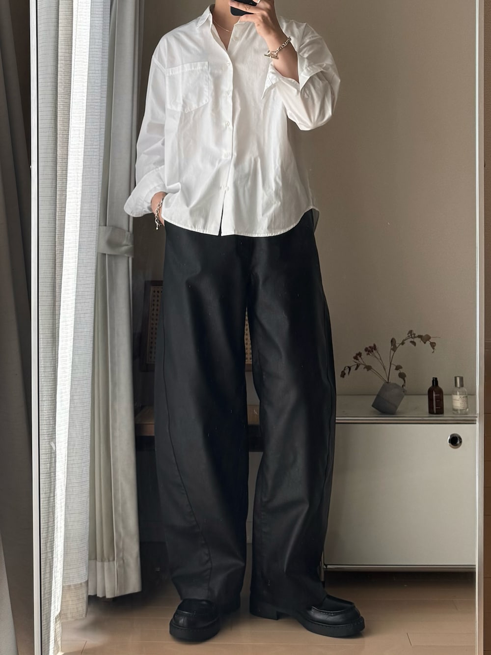 ホワイト系のシャツ/ブラウスを着用したメンズの秋コーディネートの2枚目の写真