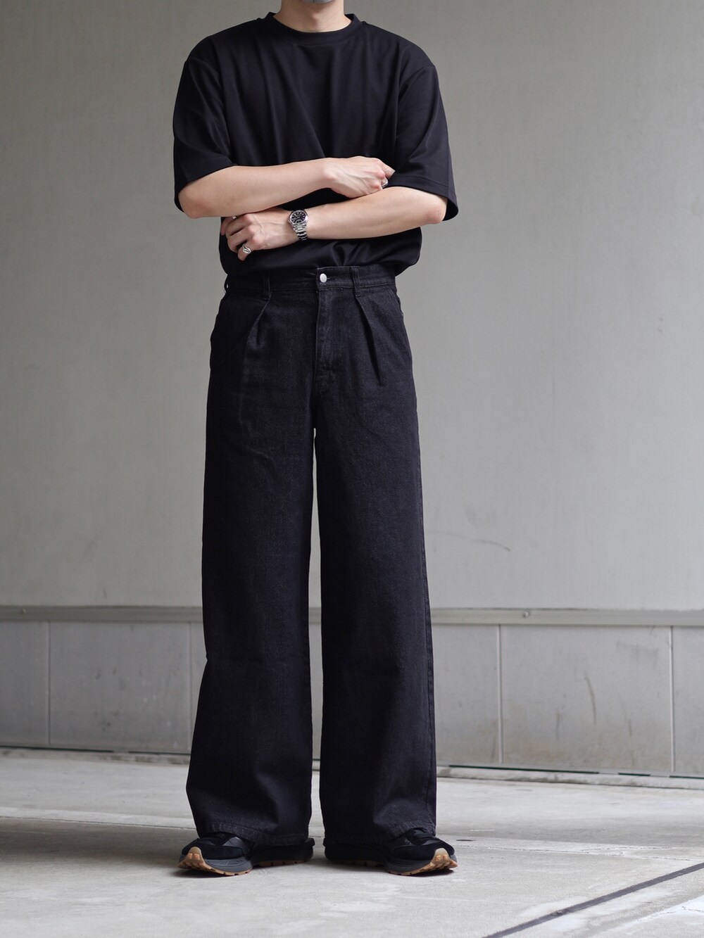 ブラック系のTシャツ/カットソー、ブラック系のデニムパンツを着用したメンズの夏コーディネートの2枚目の写真