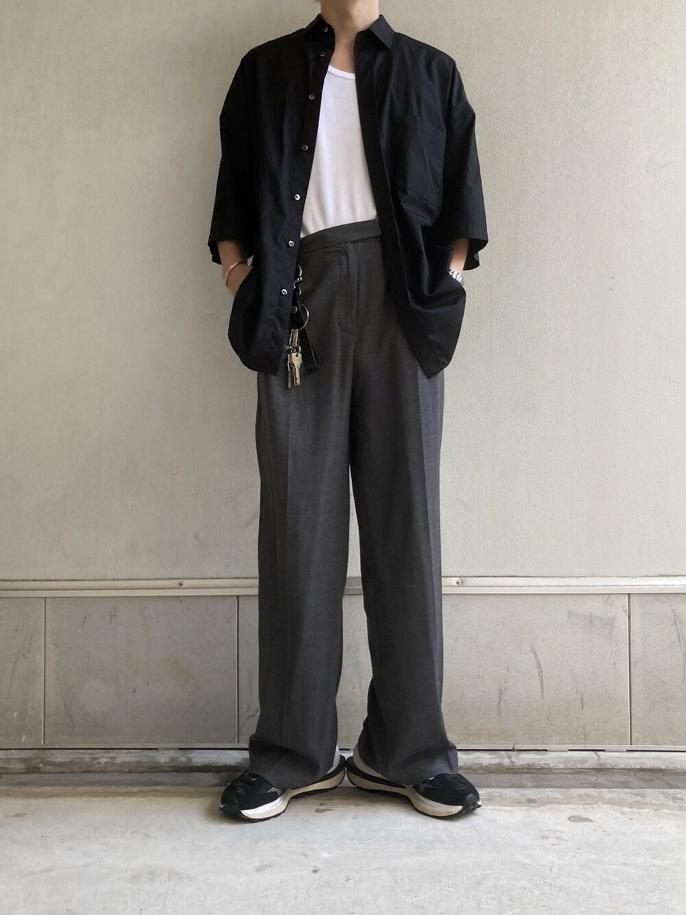 ホワイト系のタンクトップ、ブラック系のシャツ/ブラウスを着用したメンズの夏コーディネートの2枚目の写真