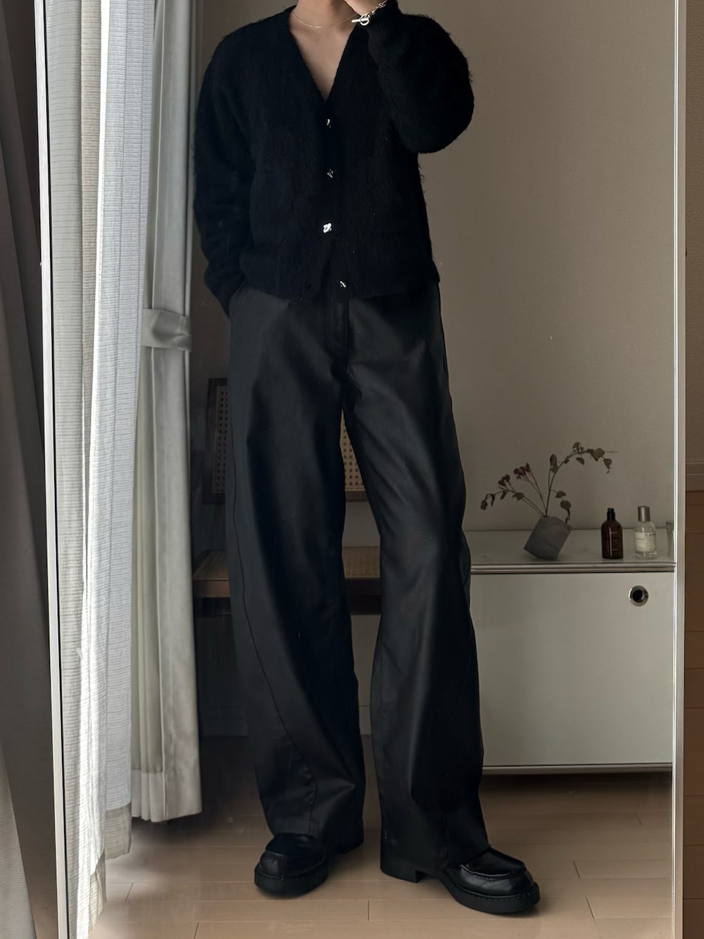 ブラック系のカーディガン/ボレロを着用したメンズの秋コーディネートの2枚目の写真