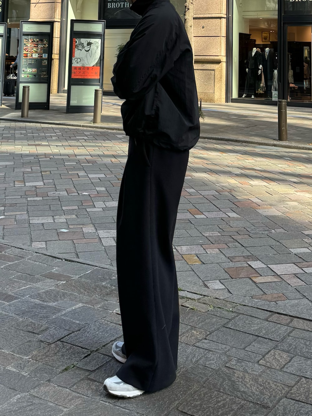 ブラック系のブルゾンを着用したメンズの春コーディネートの2枚目の写真