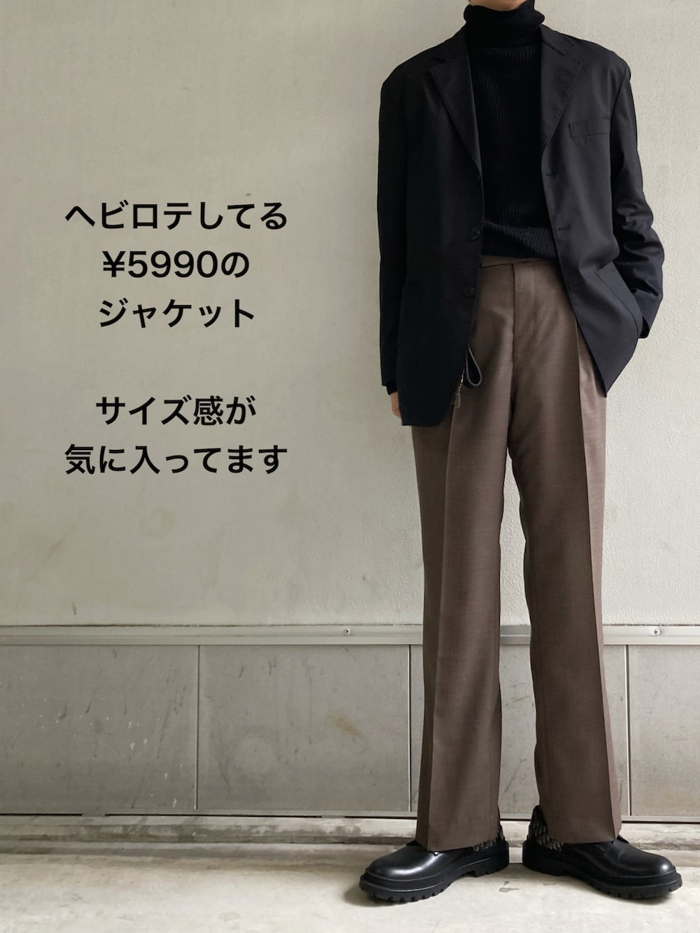 ブラック系のTシャツ/カットソー、ブラック系のテーラードジャケット、ブラウン系のスラックスを着用したメンズの春コーディネートの2枚目の写真