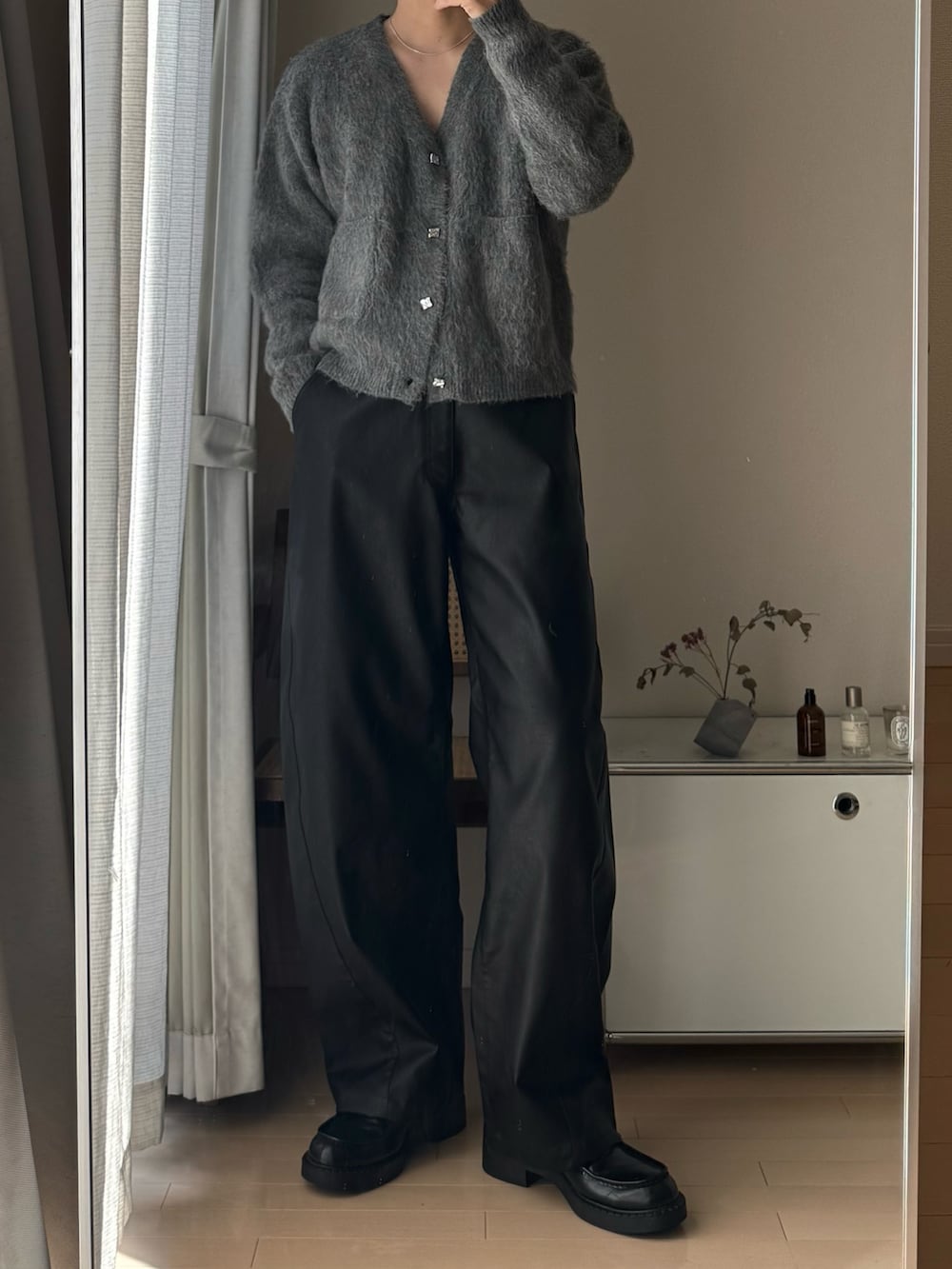 グレー系のカーディガン/ボレロを着用したメンズの秋コーディネートの2枚目の写真