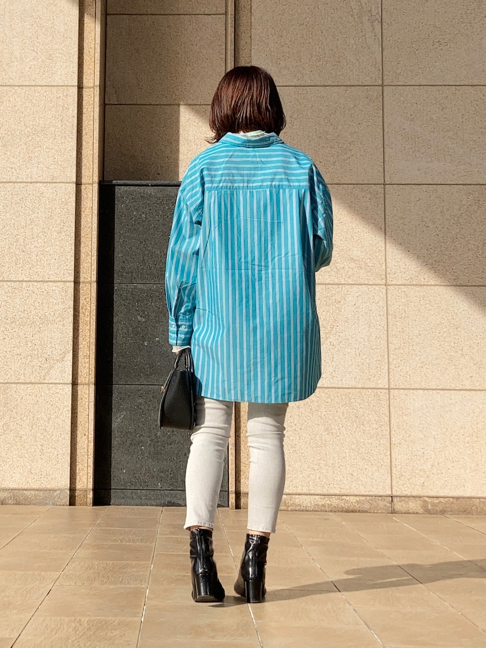 グリーン系のシャツ/ブラウス、ブルー系のTシャツ/カットソー、グレー系のその他パンツを着用したレディースの冬コーディネートの3枚目の写真