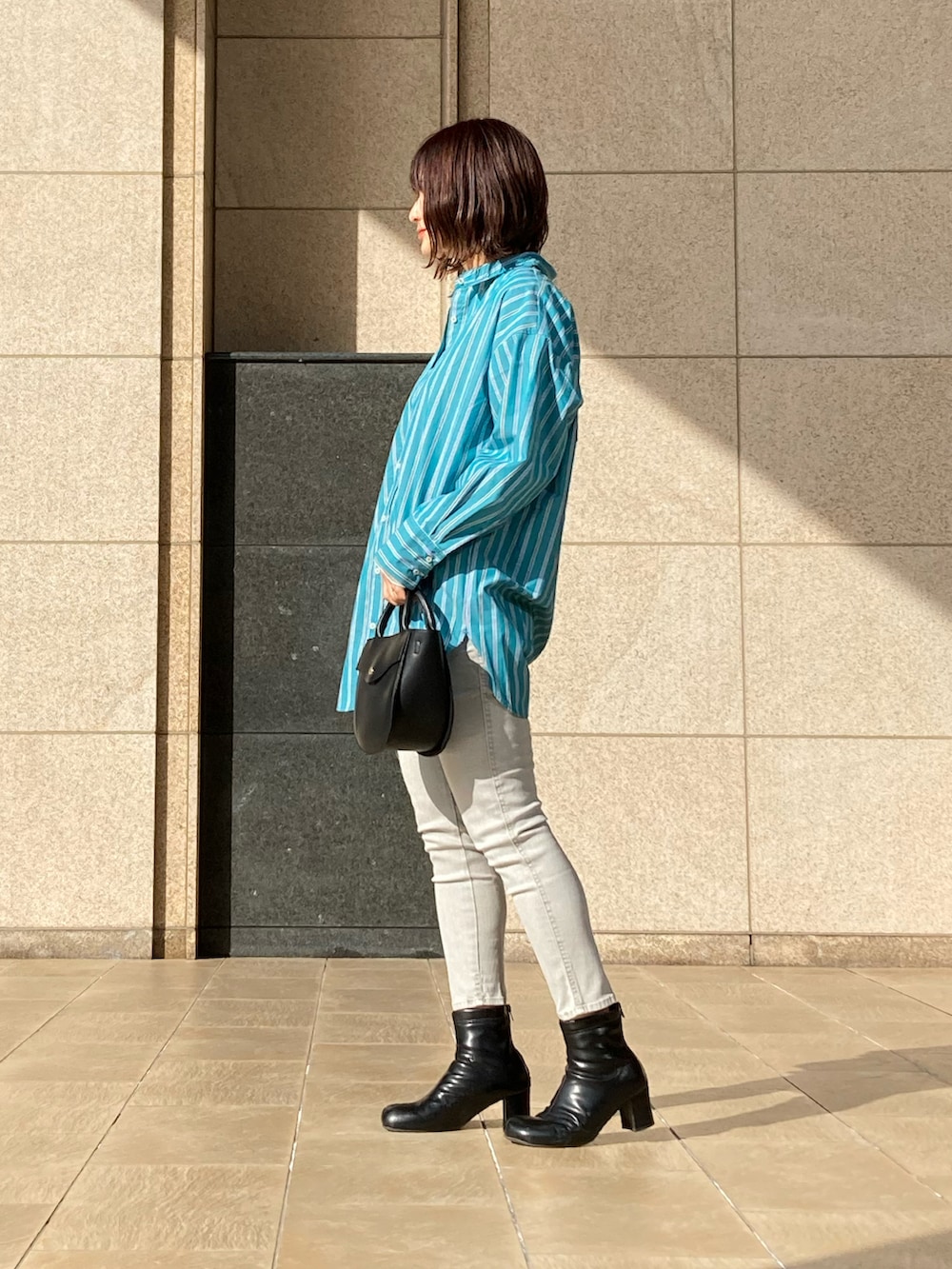 グリーン系のシャツ/ブラウス、ブルー系のTシャツ/カットソー、グレー系のその他パンツを着用したレディースの冬コーディネートの2枚目の写真