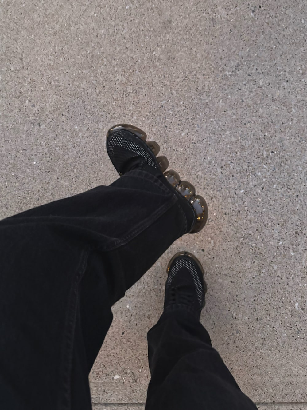 ブラック系のMA-1、ブラック系のデニムパンツ、ブラック系のスニーカーを着用したレディースの冬コーディネートの3枚目の写真