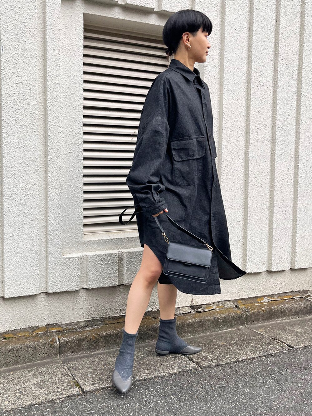 ブラック系のワンピース、その他のその他を着用したレディースの春コーディネートの3枚目の写真