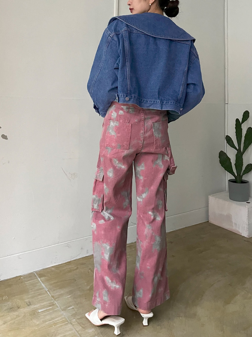 「デニム、デニムジャケット、ワイドパンツ、春先取り、クロップドトップス、マーブル、ビッグカラー、ニュアンスカラー、ボリューム袖、Jewelobe、24ssトレンド」｜「Jewelobeのピューリタンビッグカラーデニムジャケット（デニムジャケット、ブルー系）」を使った、Jewelobeさん（レディース・165cm）の冬コーディネートの2枚目の写真