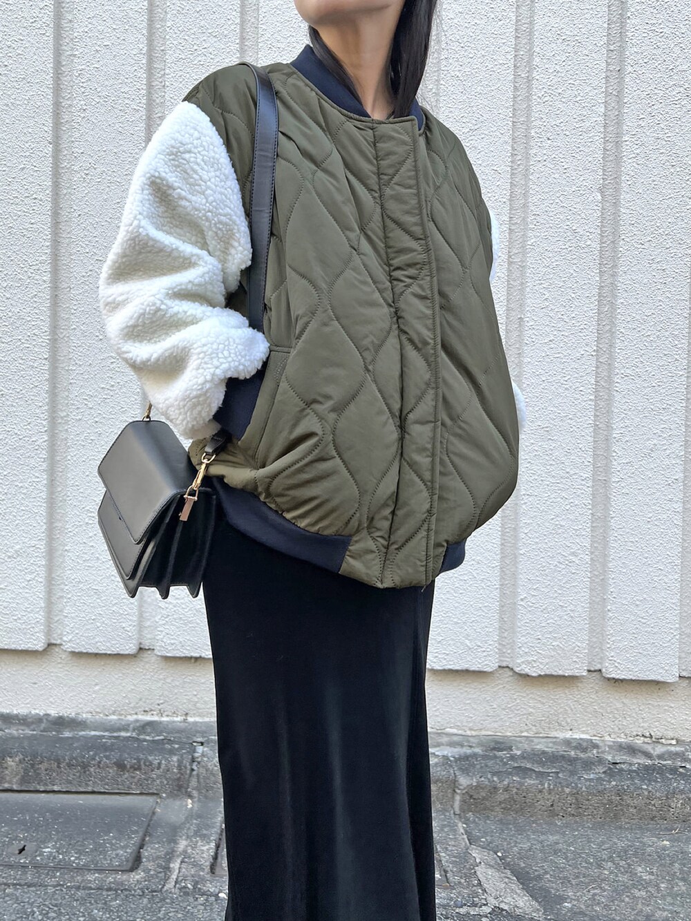 「ブルゾン、カジュアル、キルティングジャケット、スカートスタイル、マーメイドスカート、異素材MIX、秋冬、ベロアスカート、ボアブルゾン、Jewelobe」｜「Jewelobeのボアスリーブキルティングブルゾン（ダウンジャケット/コート、グリーン系）」を使った、Jewelobeさん（レディース・155cm）の秋コーディネートの4枚目の写真