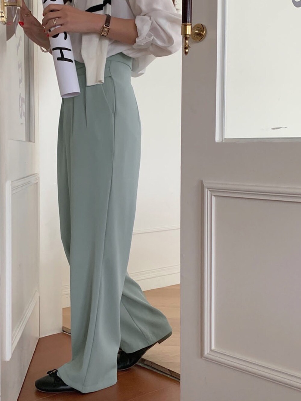 ブルー系のスラックス、その他のその他を着用したレディースの春コーディネートの3枚目の写真