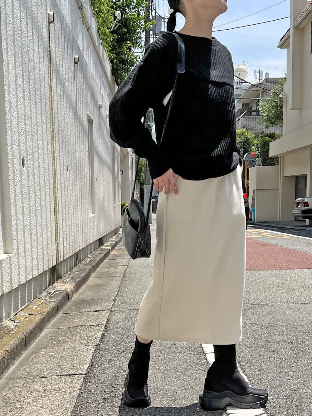 「セットアップ、カジュアル、モノトーン、スウェットスカート、モード、大人女子、楽チンコーデ、クロップドトップス、秋先取りコーデ、ニットアップ」｜「Jewelobeのショートボレロ×ルーズタンクニットアップトップス（アンサンブル、ブラック系）」を使った、Jewelobeさん（レディース・155cm）の秋コーディネートの2枚目の写真