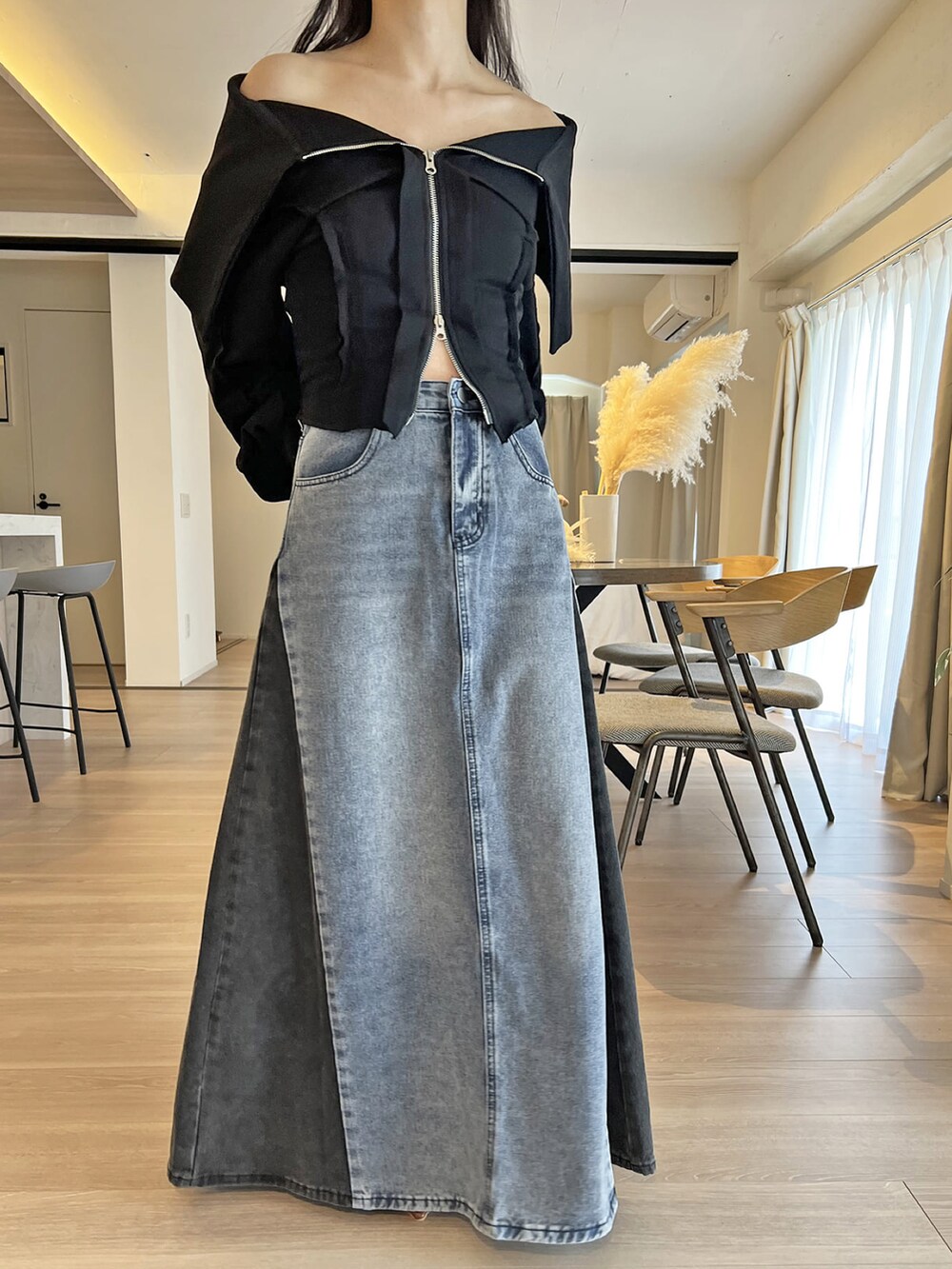 ブラック系のブルゾン、ブルー系のデニムスカート、その他のその他を着用したレディースの春コーディネートの2枚目の写真