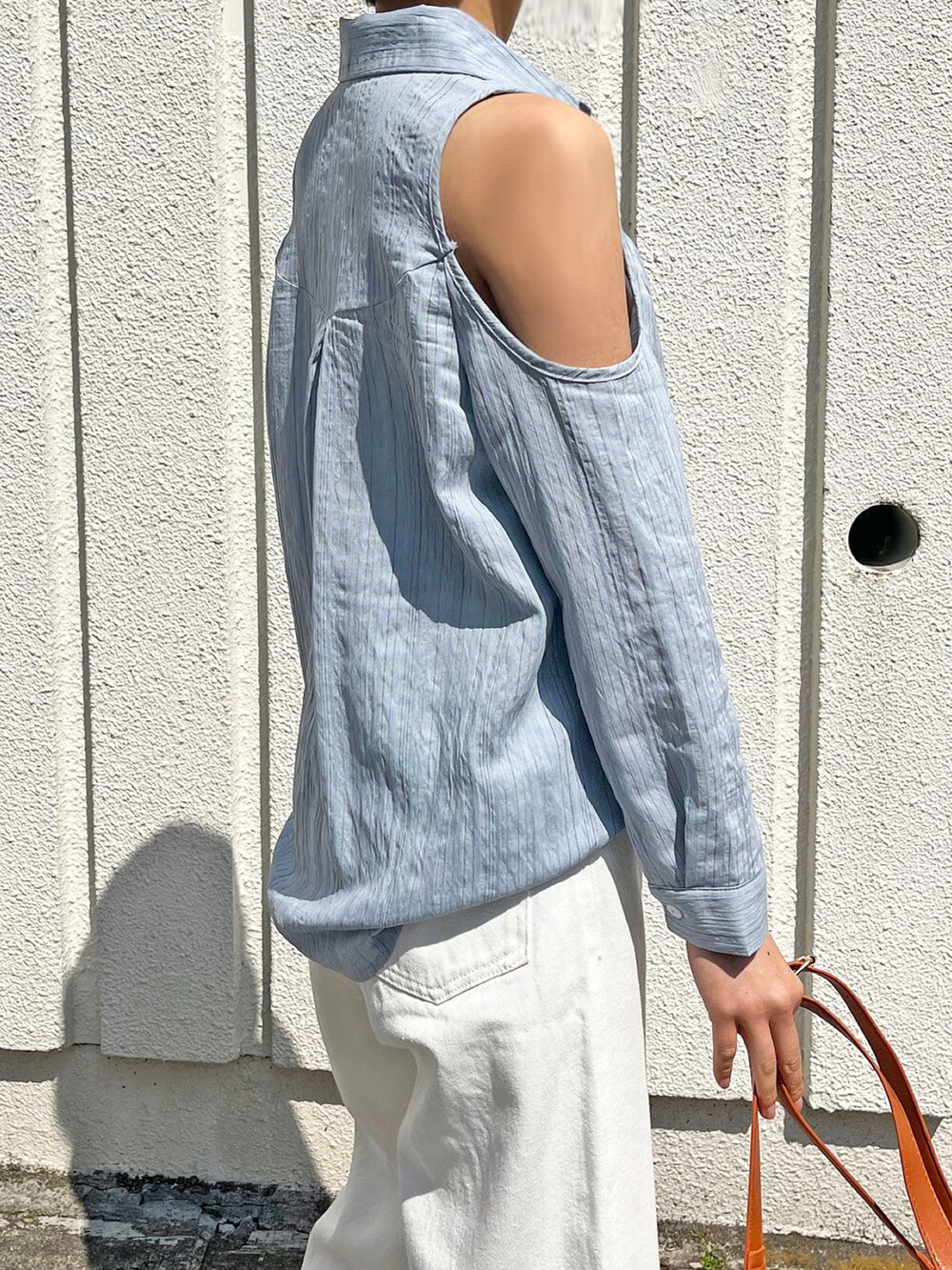 ブルー系のシャツ/ブラウス、ブラウン系のショルダーバッグ、その他のその他を着用したレディースの春コーディネートの4枚目の写真