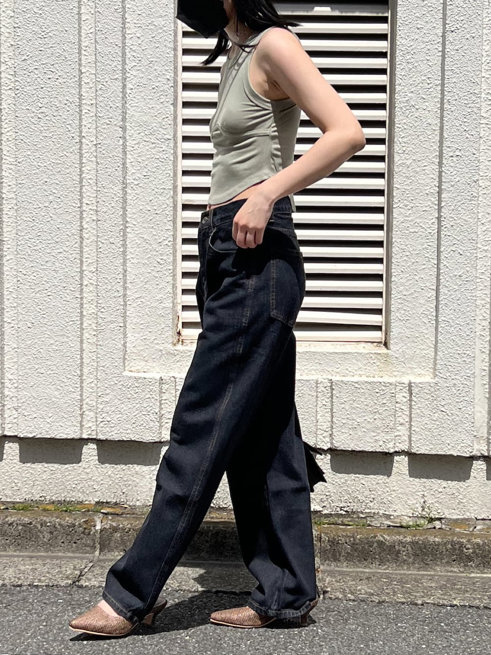 グリーン系のタンクトップ、ブラウン系のショルダーバッグ、その他のその他を着用したレディースの夏コーディネートの2枚目の写真