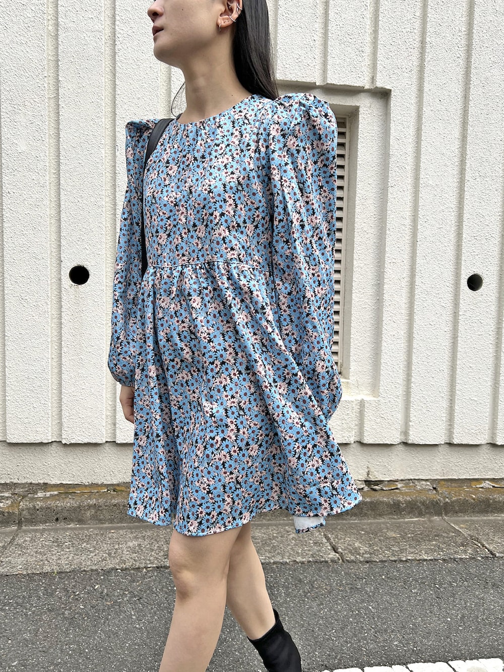 ブラック系のワンピース、その他のその他を着用したレディースの冬コーディネートの5枚目の写真