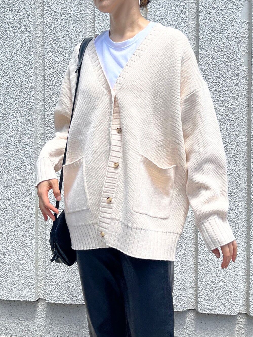 ホワイト系のカーディガン/ボレロ、ホワイト系のTシャツ/カットソー、ブラック系のその他パンツを着用したレディースの秋コーディネートの4枚目の写真