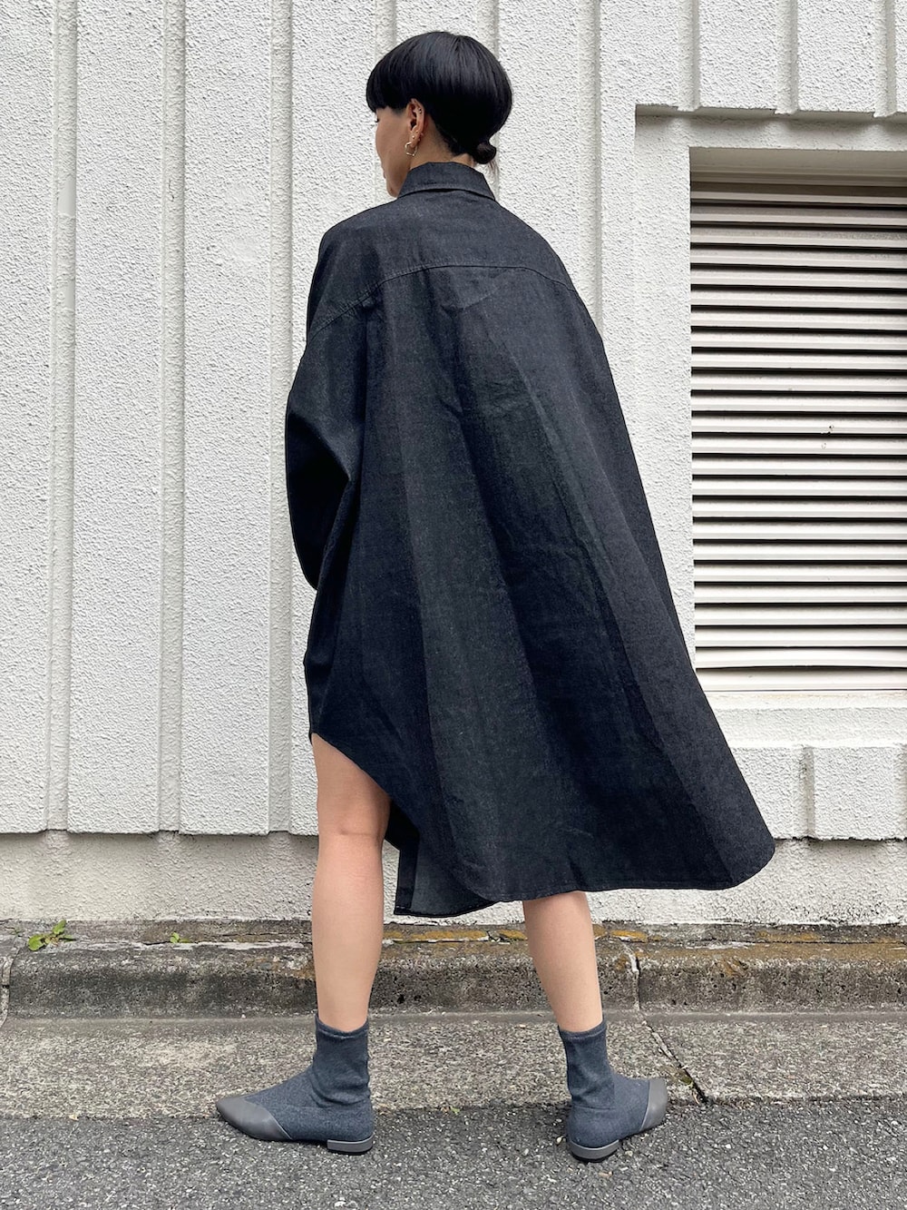 ブラック系のワンピース、その他のその他を着用したレディースの春コーディネートの4枚目の写真