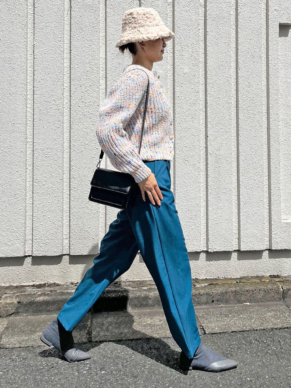 ホワイト系のカーディガン/ボレロ、ブラック系のショルダーバッグ、その他のその他を着用したレディースの秋コーディネートの2枚目の写真