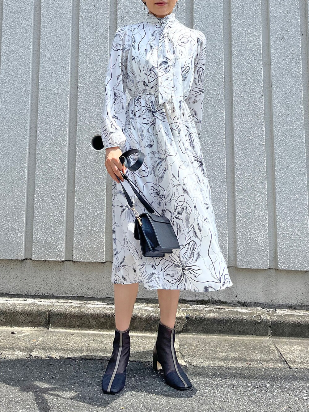 「花柄、秋のコーデ、モノトーン、キレイめ、ボウタイ、シンプルコーデ、花柄ワンピース、高身長女子、オトナ女子、Jewelobe」｜「Jewelobeのグラフィティカルプリントボウカラーワンピース（ワンピース、ホワイト系）」を使った、Jewelobeさん（レディース・171cm）の夏コーディネートの2枚目の写真