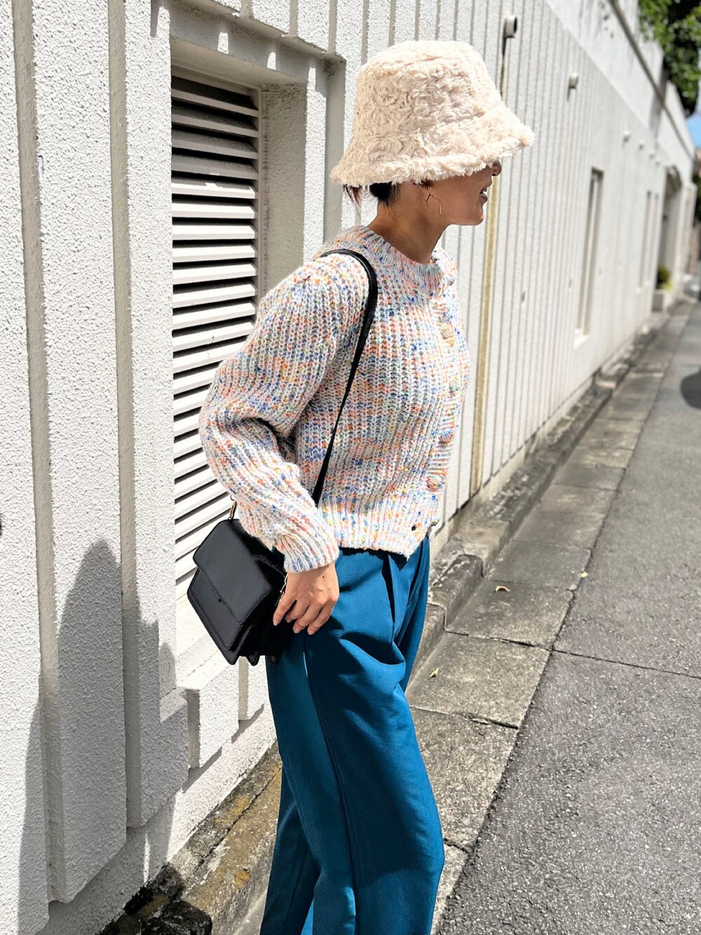 ホワイト系のカーディガン/ボレロ、ブラック系のショルダーバッグ、その他のその他を着用したレディースの秋コーディネートの4枚目の写真