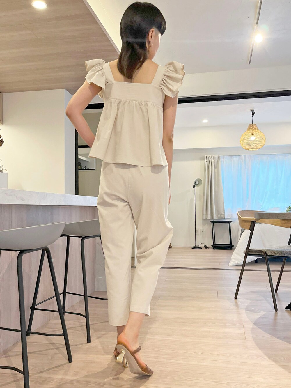 「テーパードパンツ、セットアップ、休日スタイル、チュニック、イージーパンツ、淡色コーデ、オトナカジュアル、肩フリル、高身長女子、Jewelobe」｜「Jewelobeのショルダーフリルトップス×イージーパンツ セットアップ（セットアップ、ベージュ系）」を使った、Jewelobeさん（レディース・171cm）の春コーディネートの4枚目の写真