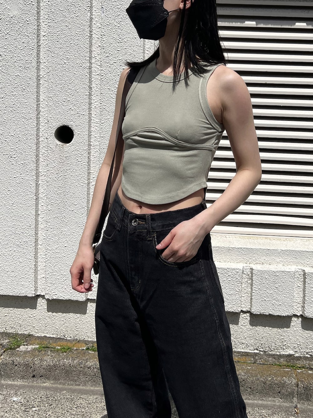 グリーン系のタンクトップ、ブラウン系のショルダーバッグ、その他のその他を着用したレディースの夏コーディネートの4枚目の写真