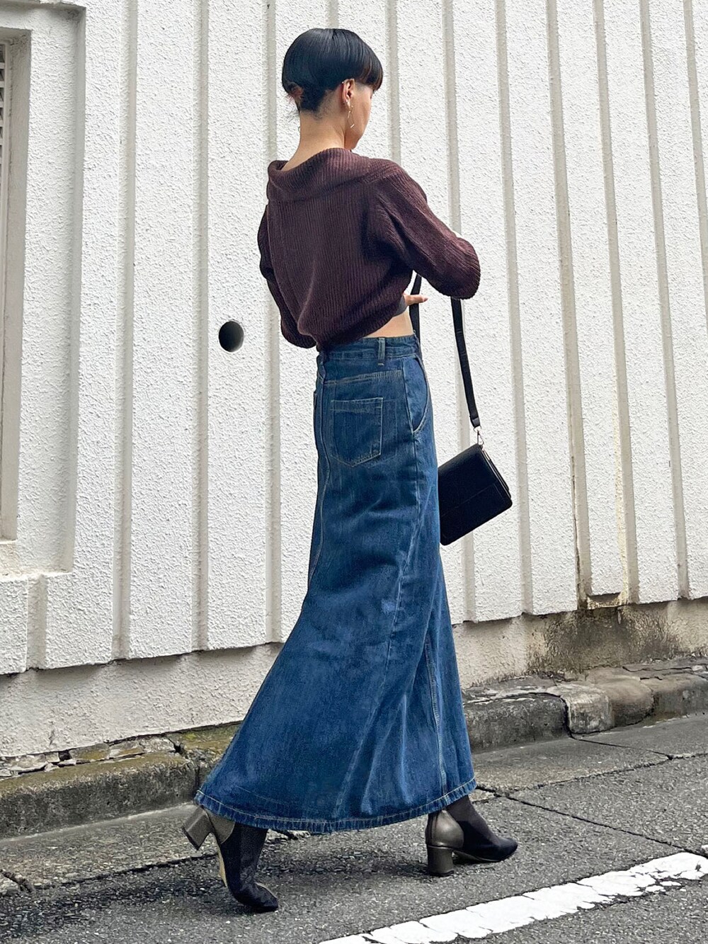 「ニット、大人カジュアル、クロップドトップス、襟付きトップス、カジュアルコーデ、肌見せ、秋コーデ、高身長女子、オトナ女子、Jewelobe」｜「JewelobeのポロカラーUネック変形ショートプルオーバー（ニット/セーター、ブラウン系）」を使った、Jewelobeさん（レディース・171cm）の秋コーディネートの2枚目の写真