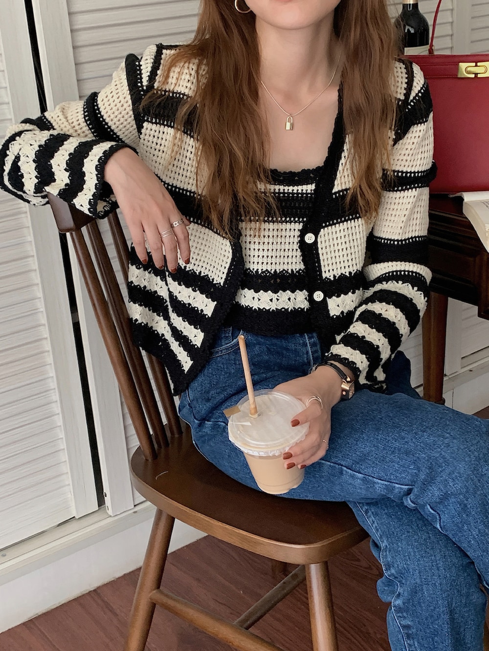 「セットアップ、ボーダー、シンプルコーデ、アンサンブル、ニット×デニム、大人かわいい、クロシェ、秋先取りコーデ、秋服準備はじめました、Jewelobe」｜「Jewelobeのクロシェボーダーキャミ×カーディガンアンサンブル（アンサンブル、ブラック系）」を使った、Jewelobeさん（レディース・151cm）の夏コーディネートの3枚目の写真